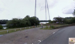 Empruntez le chemin après la barrière (photo Google Street View)